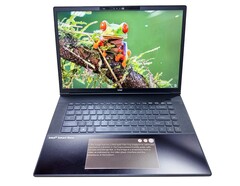 Компания E Ink разработала трекпад для ноутбука со встроенным сенсорным экраном E Ink. (Источник изображения: E Ink)