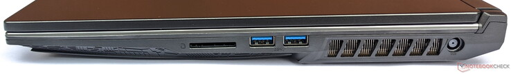 Правая сторона: картридер, 2x USB 3.1 Gen 1 Type-A, разъем питания