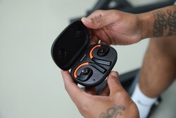 В сочетании с зарядным кейсом VERIO 200 обеспечивает 35 часов автономной работы (Источник изображения: Beyerdynamic)