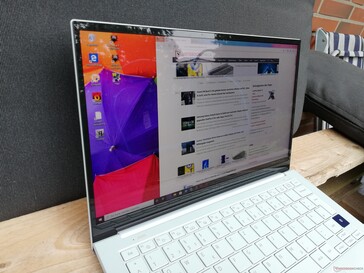 Samsung Galaxy Book Ion 13.3 на улице