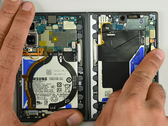 Результаты исследования iFixit в значительной степени совпадают с результатами JerryRigEverything, однако выводы у них различаются.