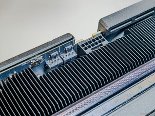 Переключатель VBIOS, разъемы для вентиляторов и разъем 12V-2x6