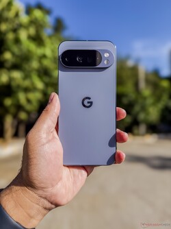 Google Pixel 10 Pro XL в цвете лунный камень