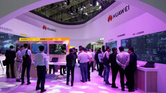 Похоже, у Huawei есть комплектующие для устройств на 12 месяцев вперёд. (Изображение: Reuters)