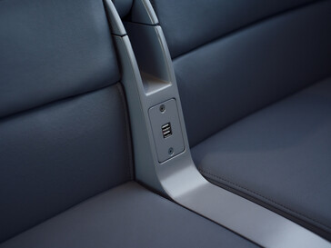 USB-A между сиденьями. (Источник изображения: Amtrak)
