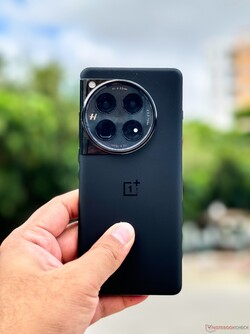 OnePlus 12 5G в шелковисто-черном цвете