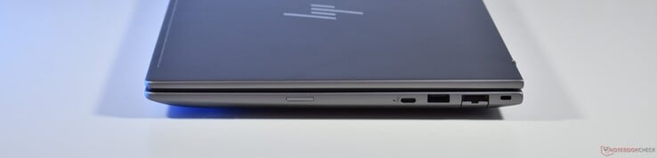 справа: USB-C 3.2 Gen 2x2, USB-A 3.2 Gen 1, RJ45-Ethernet, замок Кенсингтон