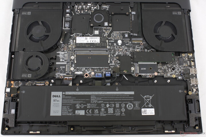 ... Alienware m18 R1 (Intel + NVIDIA) располагает одной дополнительной площадкой под SSD