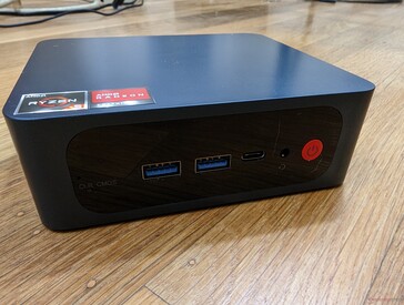 Спереди: Сброс настроек BIOS/UEFI, 2x USB 3.0, USB-C, аудио 3.5 мм, кнопка включения