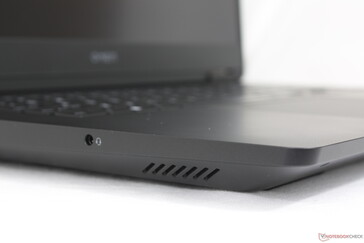 Сильный и визуально привлекательный дизайн, несмотря на то, что он выполнен в основном из пластика