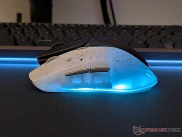 Разница в форме между Aerox 3 Wireless Gen 2 и Glorious Model D3 Wireless.