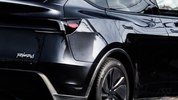 Логотип платформы Tesla Robotaxi на заднем бампере.
