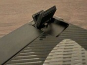 Клавиатуру можно наклонить еще больше с помощью регулируемых ножек; все фотографии были сделаны со сложенными ножками. (Источник изображения: Notebookcheck)