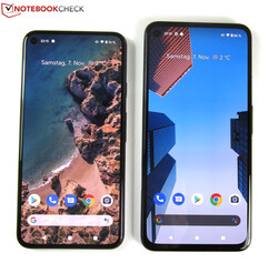 Сравнение размеров: Google Pixel 5 слева, Google Pixel 4a 5G справа