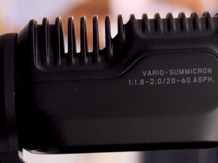 Крупный план карданной головки Insta360 Luna Ultra показывает диапазон зума 20-60 мм (это соответствует 3-кратному оптическому зуму).