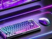 Игровая мышь Lenovo Legion Y7MG, представленная рядом с клавиатурой, монитором и подсветкой рабочего стола RGB