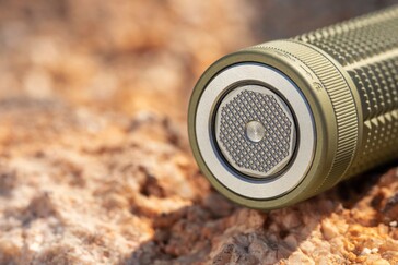 Задний переключатель обеспечивает доступ к турбо- и высокому уровню яркости, а также возможность мгновенного включения.