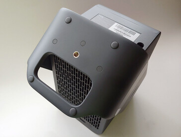 TCL C1 можно установить с помощью стандартного штативного гнезда в основании. (Источник изображения: Notebookcheck)