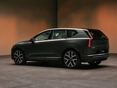Впечатляющий дизайн задней части: полностью электрический Volvo EX60 — настоящий «волк в овечьей шкуре», развивающий мощность 680 hp в топовой версии P12 с полным приводом.
