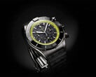 Breitling Super Chronomat B19 44 Perpetual Calendar Chronograph с циферблатом из углеродного волокна, лаймово-зелёной тахиметрической шкалой и тёмным корпусом.