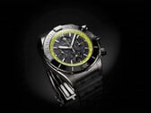 Breitling Super Chronomat B19 44 Perpetual Calendar Chronograph с циферблатом из углеродного волокна, лаймово-зелёной тахиметрической шкалой и тёмным корпусом.