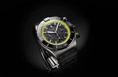 Breitling Super Chronomat B19 44 Perpetual Calendar Chronograph с циферблатом из углеродного волокна, лаймово-зелёной тахиметрической шкалой и тёмным корпусом.