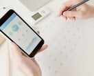 Рука, держащая смартфон с открытым приложением для здоровья