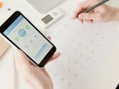 Рука, держащая смартфон с открытым приложением для здоровья