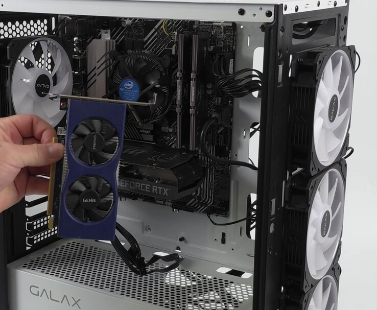 Рука, держащая видеокарту Intel Arc A380, рядом со сборкой ПК с Nvidia GeForce RTX 3060, подготовленной для установки двух GPU с функцией Lossless Scaling (Источник изображения: ETA PRIME через YouTube)