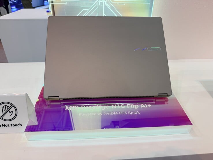 Ноутбук 2в1 Prestige N16 Flip AI+ от MSI, как на фото на выставке Computex.