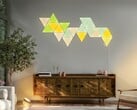 Модуль настенного освещения Philips Hue подключается к совместимым панелям Nanoleaf, как показано на рисунке.