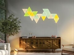 Модуль настенного освещения Philips Hue подключается к совместимым панелям Nanoleaf, как показано на рисунке.