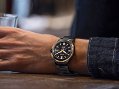 Часы Citizen NB6086-54E на запястье человека.