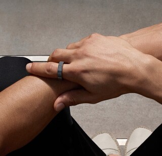 Кольцо Even R1 действует как пульт дистанционного управления для очков.