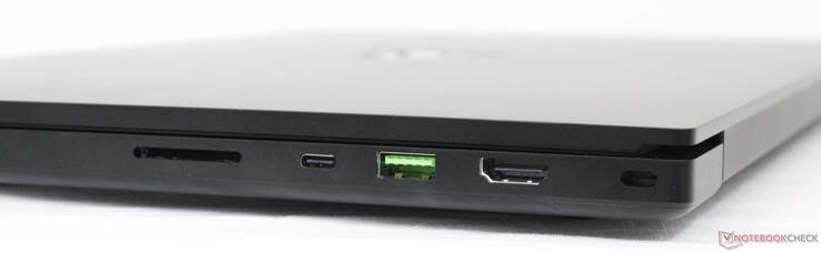 Правая сторона: картридер UHS-III, USB Type-C + Thunderbolt 4, USB 3.2 Gen. 2, HDMI 2.0b, слот замка Kensington