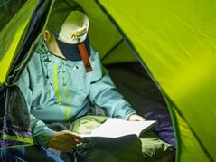 Фонарь Olight ArkPro Ultra надежно крепится к кепкам с помощью металлического зажима.