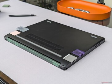 Нижняя часть Laptop 13 Pro демонстрирует полную обратную совместимость с теми же картами расширения, что и на Laptop 13.5 и Framework Desktop