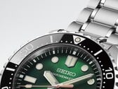 Крупный план Seiko Marinemaster HBF003J1 с зелёным циферблатом с отделкой «солнечные лучи»,