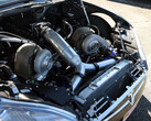 Tesla Model S с модернизированным твин-турбо двигателем Big Block Chevy. (Источник изображения: Engine Builder/YT)