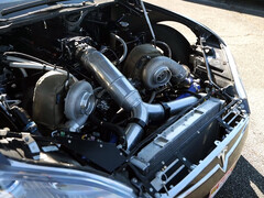Tesla Model S с модернизированным твин-турбо двигателем Big Block Chevy. (Источник изображения: Engine Builder/YT)