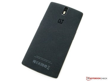 Задняя панель OnePlus One отличалась необычным дизайном: она выглядела превосходно и имела изогнутую форму.