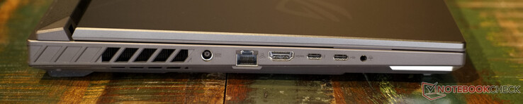 Левая сторона: разъем питания, Ethernet, HDMI 2.1, USB Type-C  (Thunderbolt 4), USB Type-C (DisplayPort, Power Delivery), аудио разъем