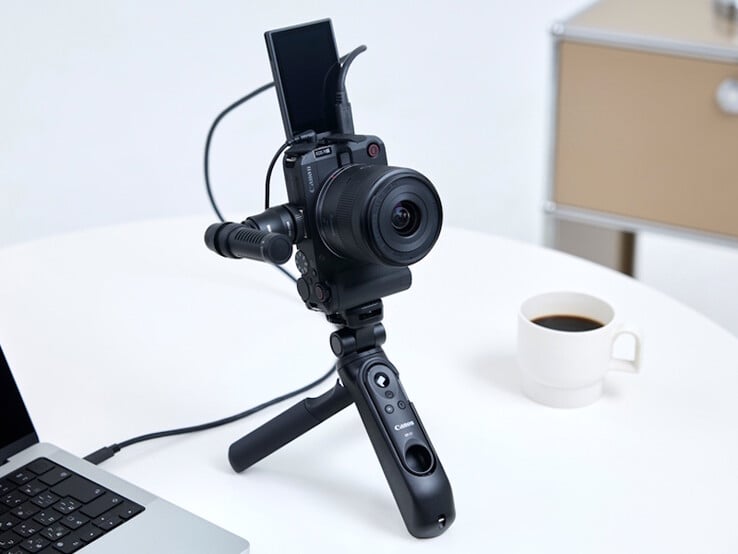 Камера Canon EOS R50 V может вести беспроводную прямую трансляцию обновлений в социальных сетях в горизонтальной и вертикальной ориентации благодаря двойному креплению для штатива. (Источник изображения: Canon)
