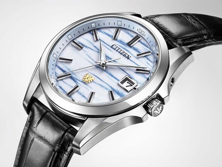 Крупный план под углом модели Citizen AQ4090-08A, на котором видны циферблат из бумаги «васи» цвета индиго, стрелки серебристого оттенка, окошко даты и полированный титановый корпус.