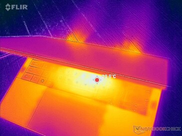 Тёплый воздух выводится в двух местах