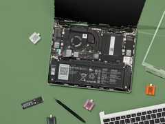 Рекламная фотография Framework Laptop 13, демонстрирующая его внутренности