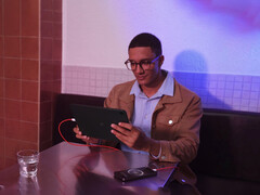 Pad Go 2 выйдет на рынок одновременно с OnePlus 15R. На фото: промо-картинка, демонстрирующая функцию обратной зарядки планшета. (Источник изображения: OnePlus)