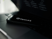 Логотип OpenAI на телефоне