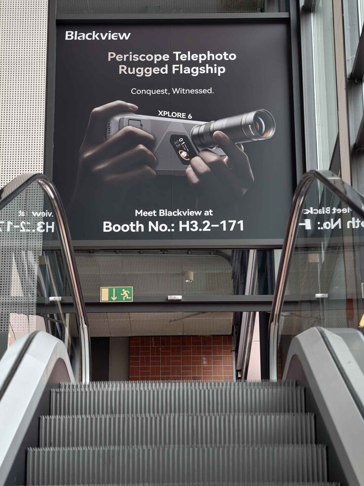 Телефон Blackview с телеконвертером широко рекламируется на выставке IFA 2026.