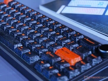 Клавиши из углеродного волокна придают клавиатуре совершенно новый визуальный облик
